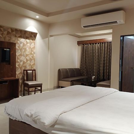 Hotel Apratim Lodging & Boarding Ulhasnagar Ngoại thất bức ảnh