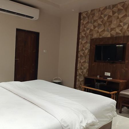 Hotel Apratim Lodging & Boarding Ulhasnagar Ngoại thất bức ảnh