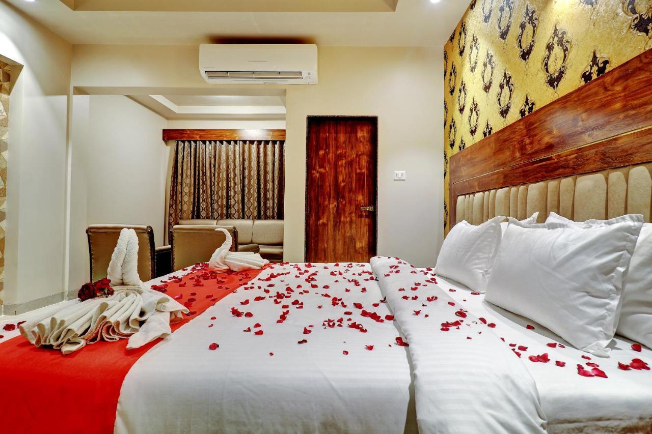 Hotel Apratim Lodging & Boarding Ulhasnagar Ngoại thất bức ảnh