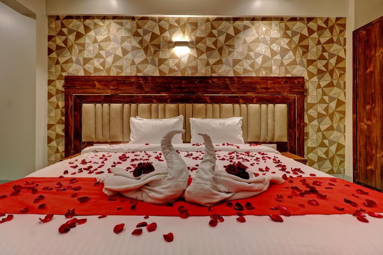 Hotel Apratim Lodging & Boarding Ulhasnagar Ngoại thất bức ảnh