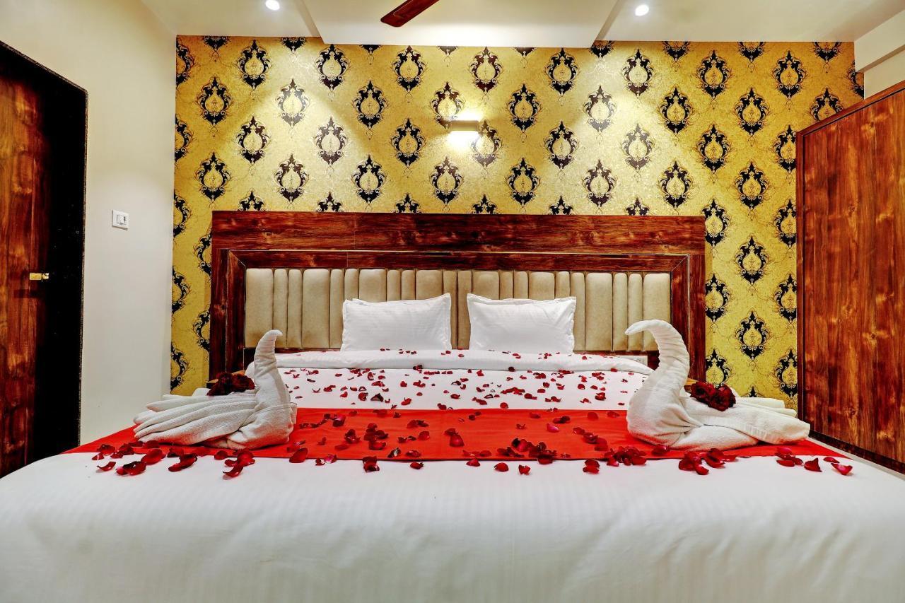 Hotel Apratim Lodging & Boarding Ulhasnagar Ngoại thất bức ảnh
