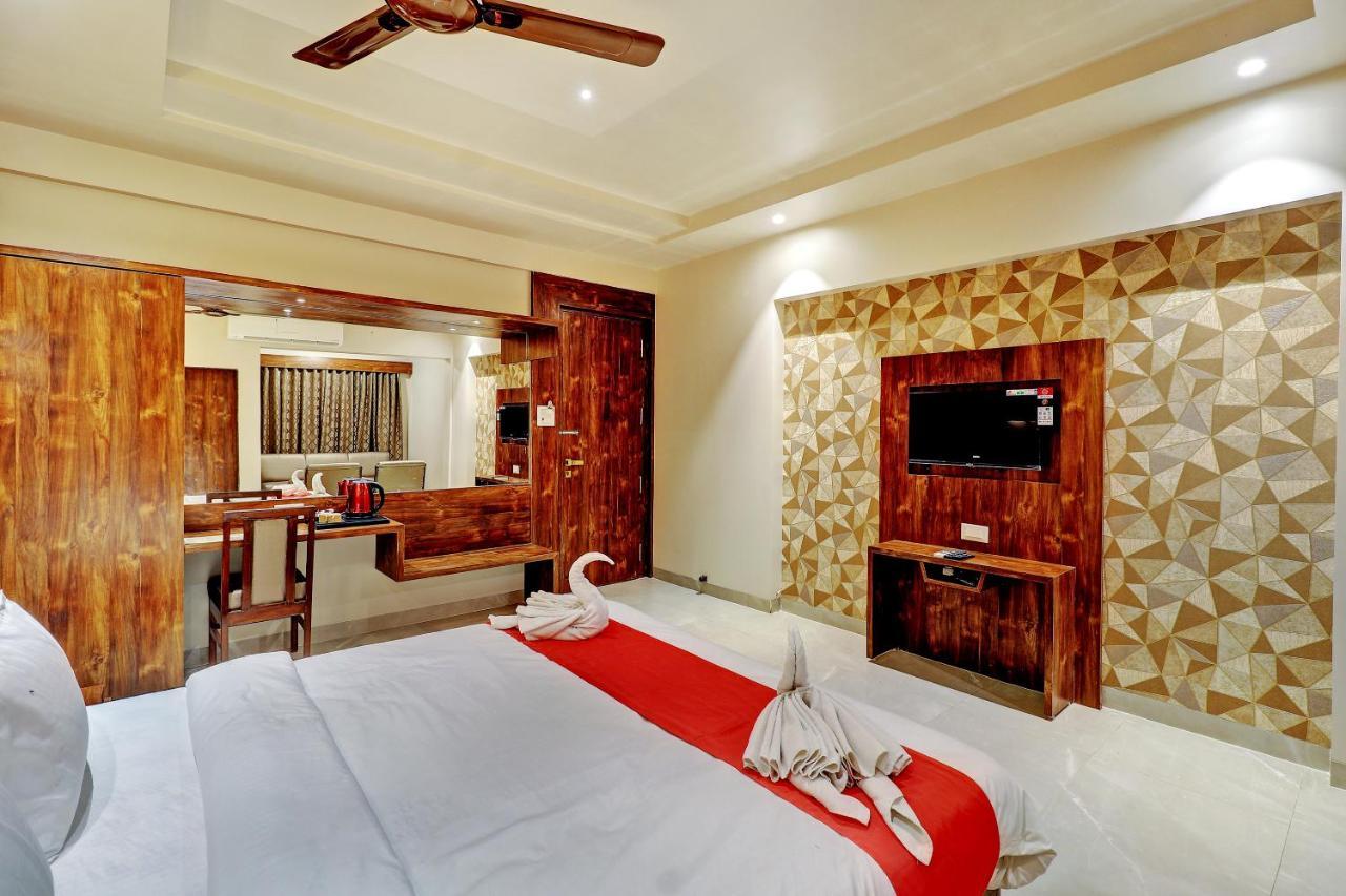 Hotel Apratim Lodging & Boarding Ulhasnagar Ngoại thất bức ảnh