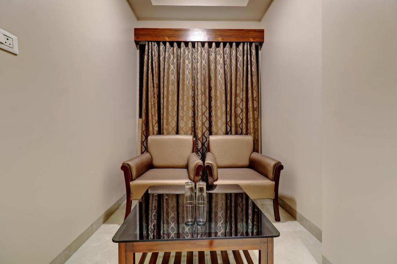 Hotel Apratim Lodging & Boarding Ulhasnagar Ngoại thất bức ảnh
