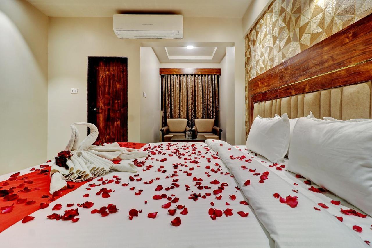 Hotel Apratim Lodging & Boarding Ulhasnagar Ngoại thất bức ảnh