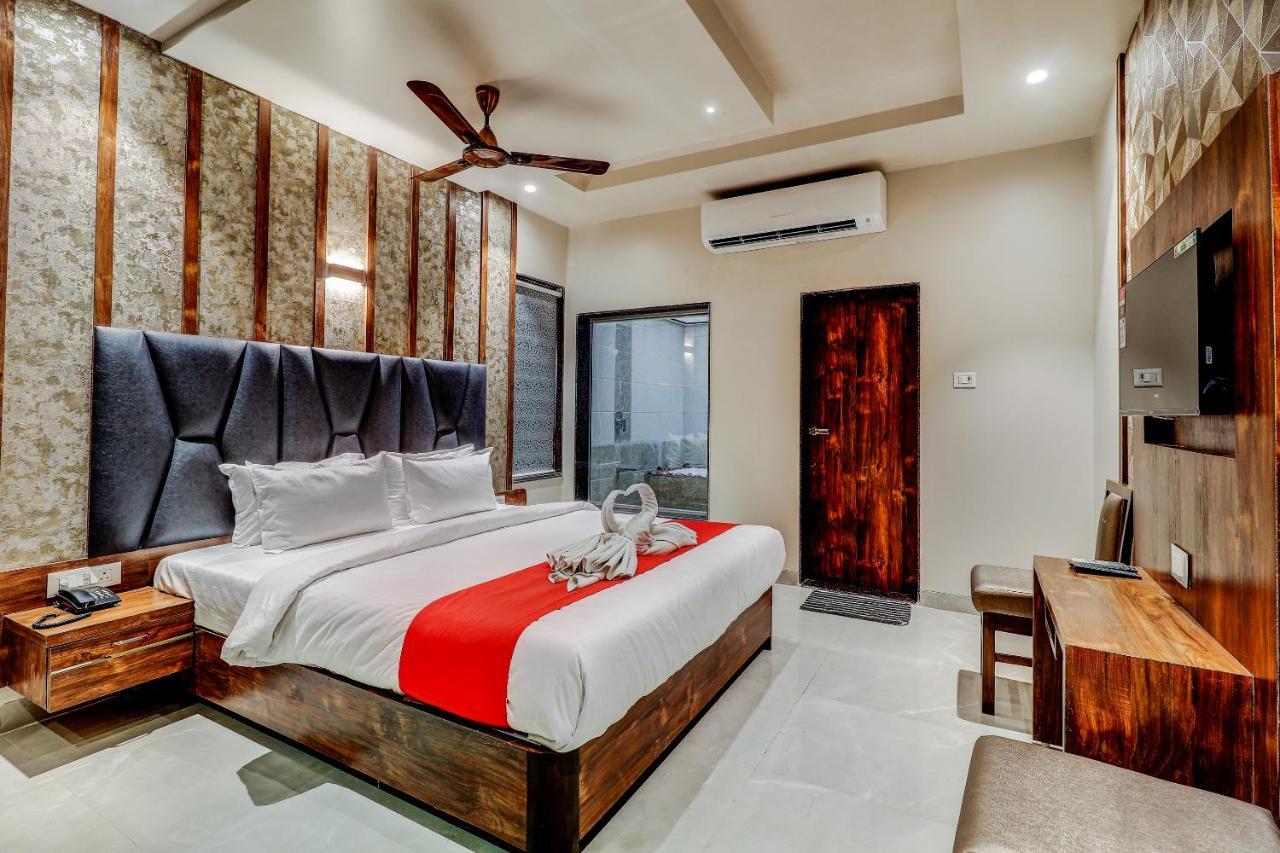 Hotel Apratim Lodging & Boarding Ulhasnagar Ngoại thất bức ảnh