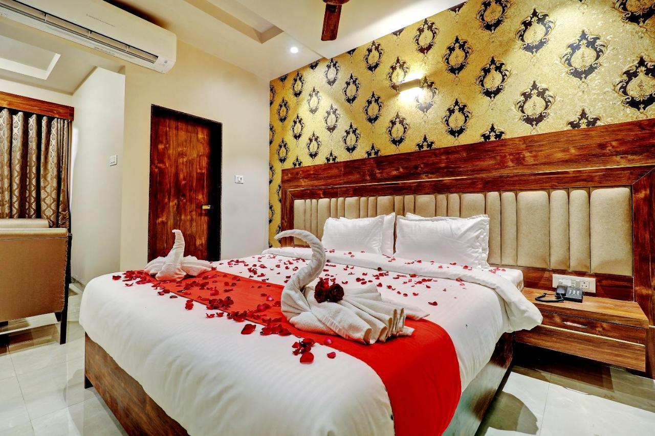 Hotel Apratim Lodging & Boarding Ulhasnagar Ngoại thất bức ảnh