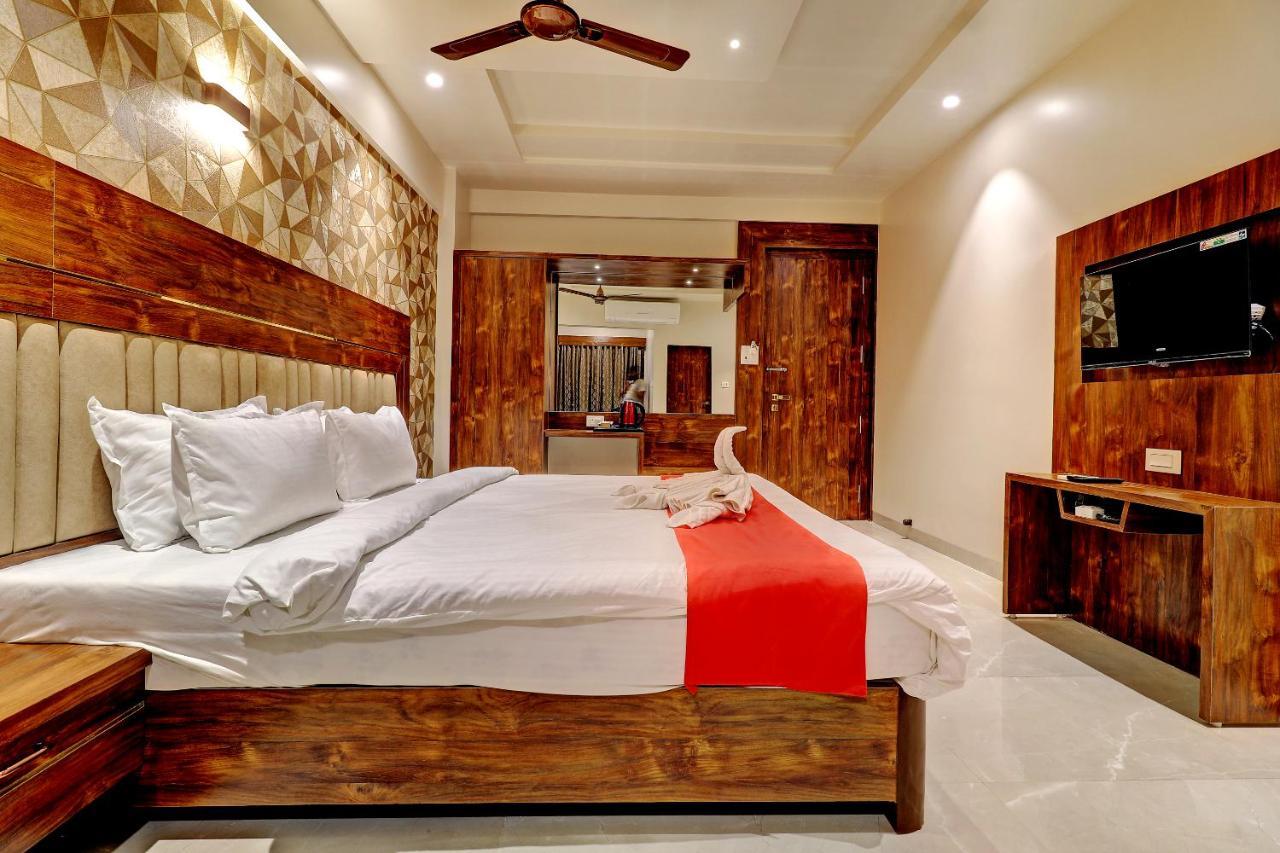Hotel Apratim Lodging & Boarding Ulhasnagar Ngoại thất bức ảnh