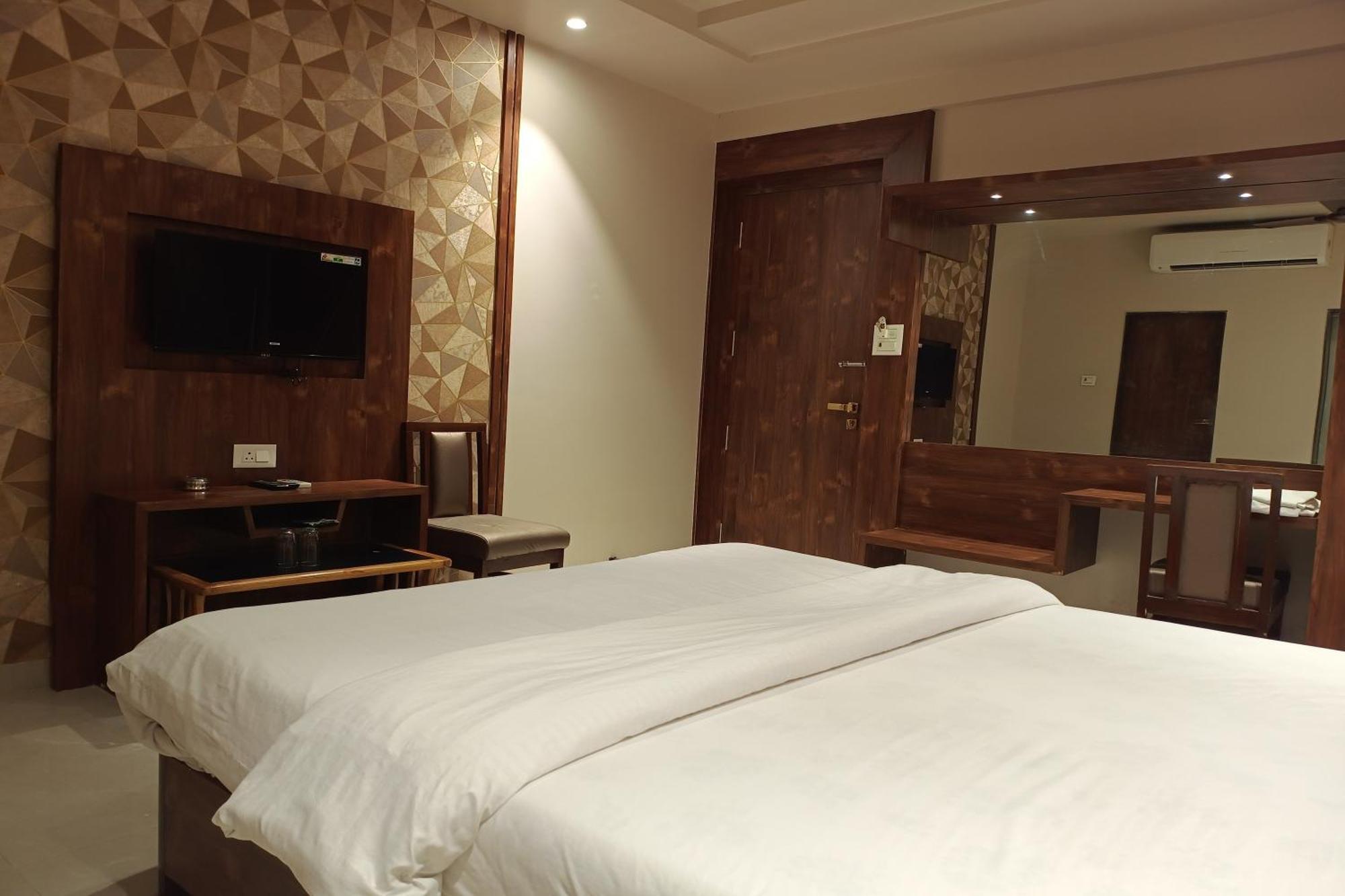 Hotel Apratim Lodging & Boarding Ulhasnagar Ngoại thất bức ảnh