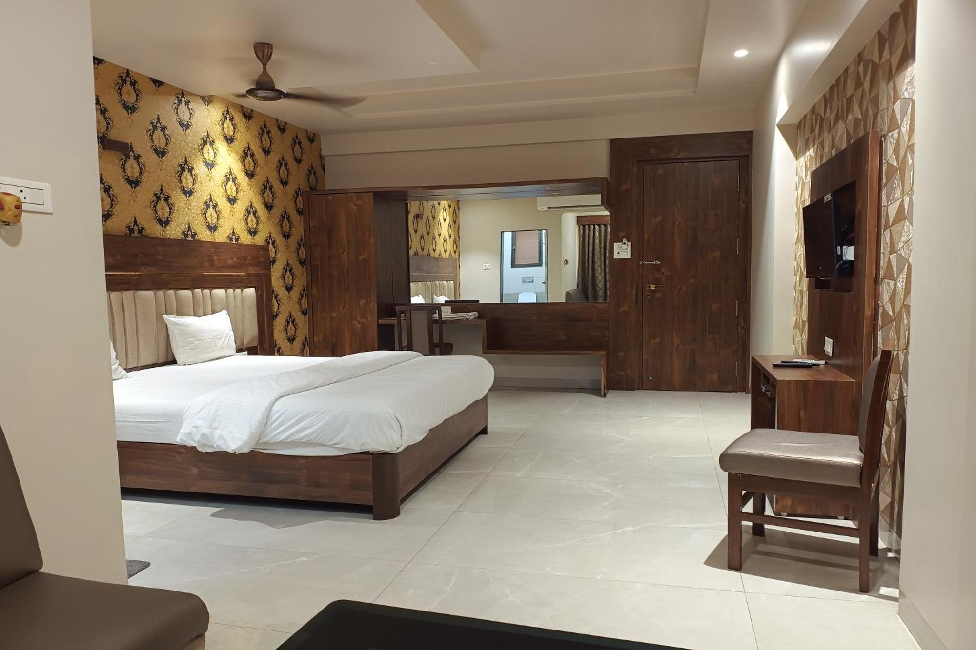 Hotel Apratim Lodging & Boarding Ulhasnagar Ngoại thất bức ảnh