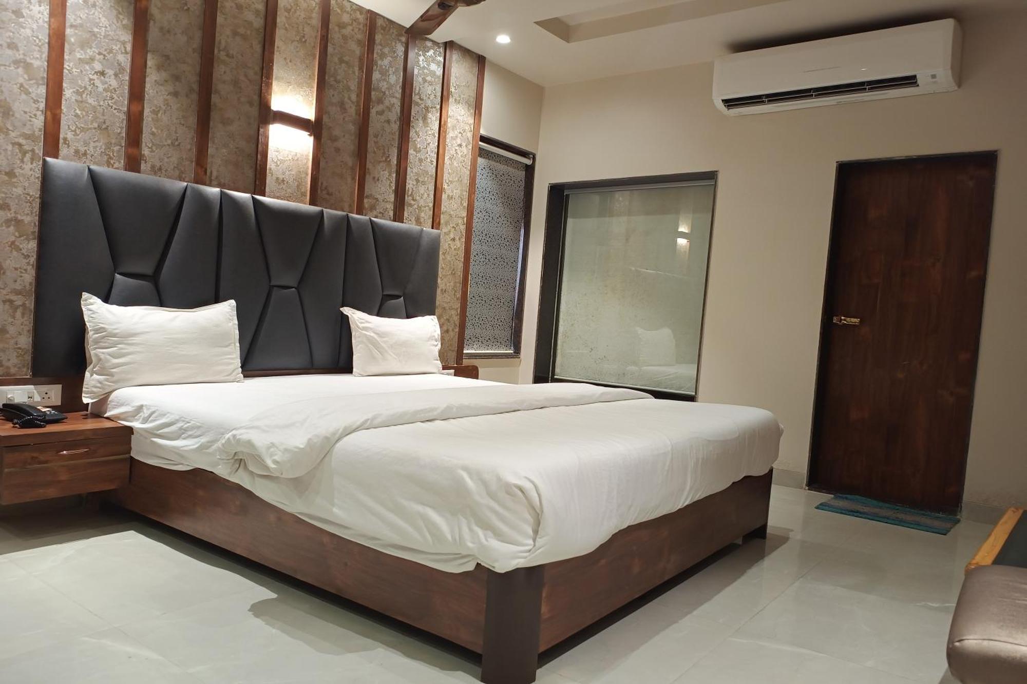 Hotel Apratim Lodging & Boarding Ulhasnagar Ngoại thất bức ảnh