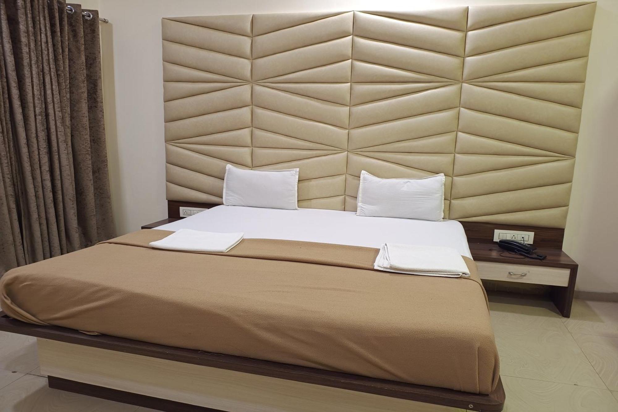 Hotel Apratim Lodging & Boarding Ulhasnagar Ngoại thất bức ảnh