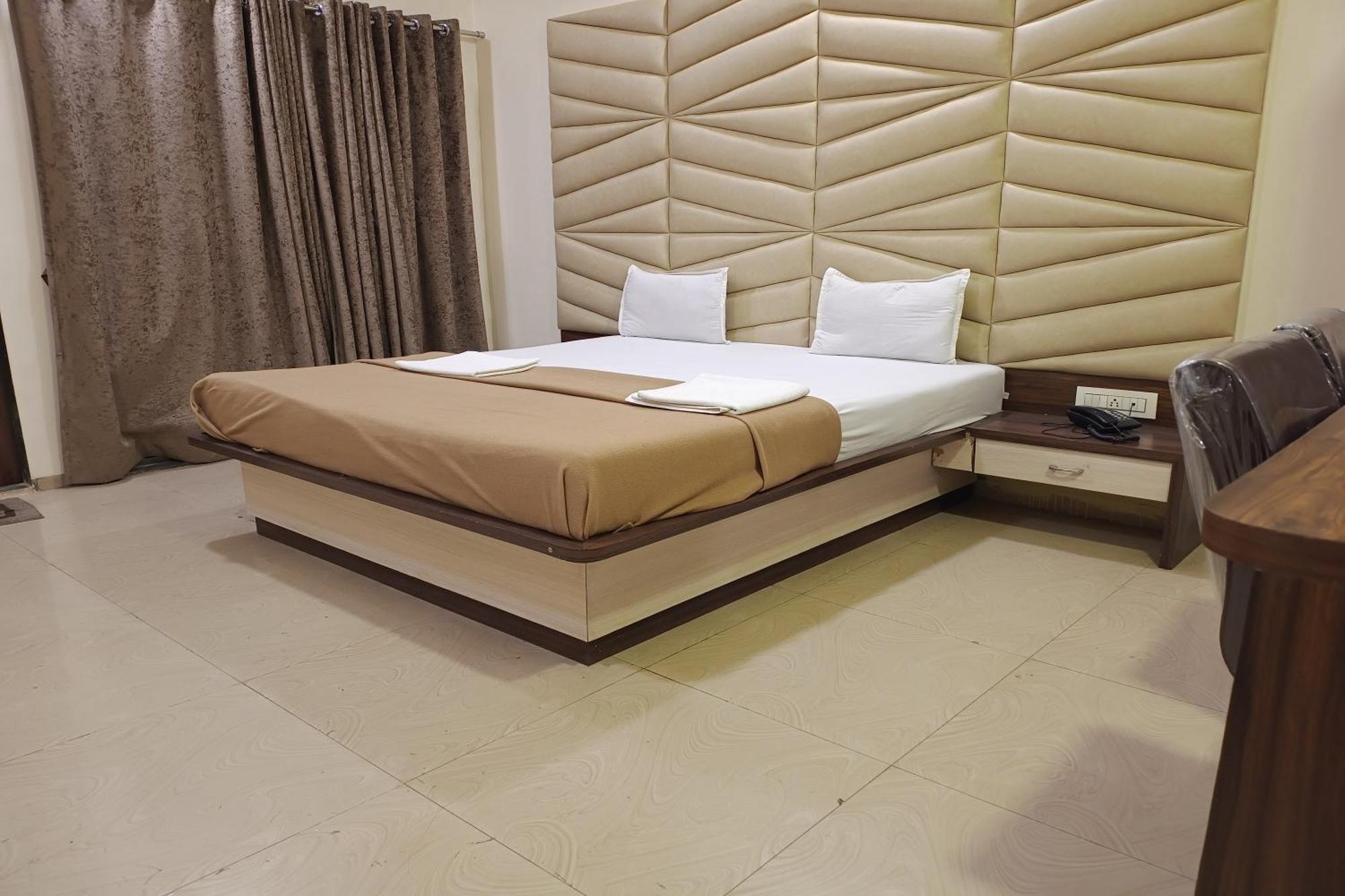 Hotel Apratim Lodging & Boarding Ulhasnagar Ngoại thất bức ảnh