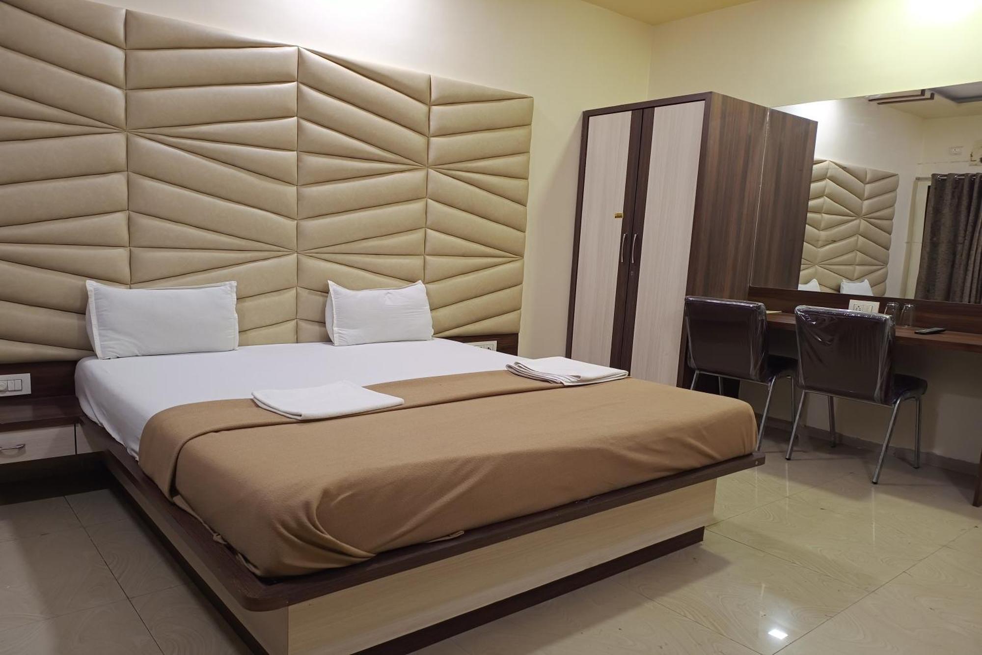Hotel Apratim Lodging & Boarding Ulhasnagar Ngoại thất bức ảnh