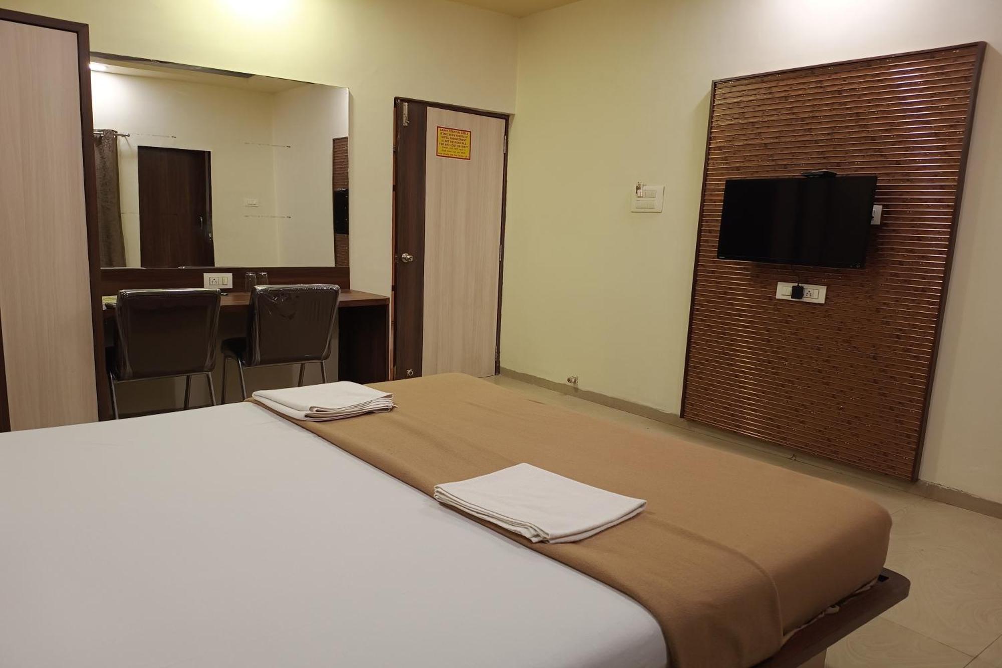 Hotel Apratim Lodging & Boarding Ulhasnagar Ngoại thất bức ảnh